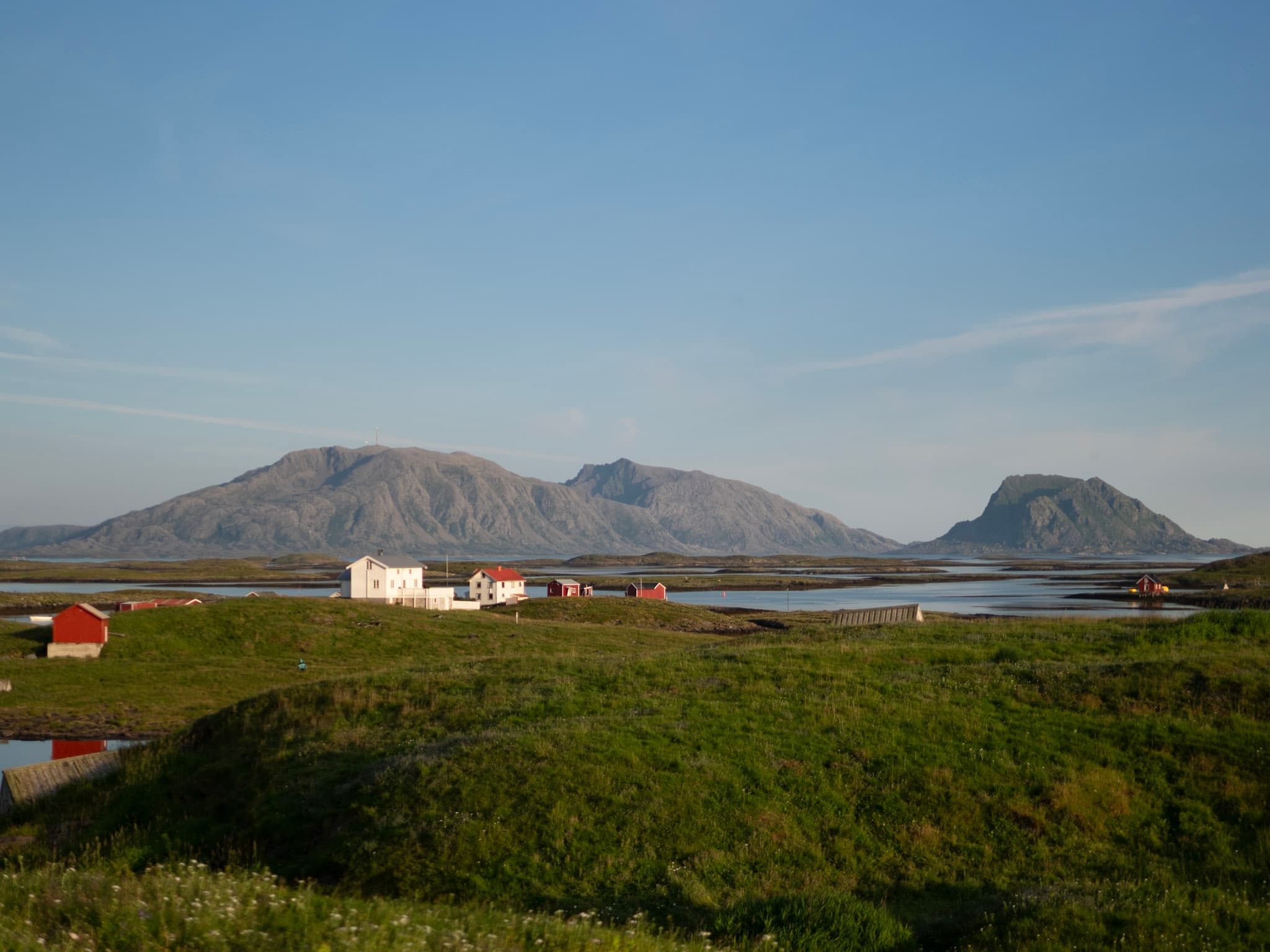 Kystlandskap med lave øyer, sjø og fjell